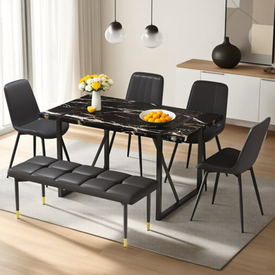 Ensemble de table de salle à manger en marbre noir, table de 55 po avec 4 chaises en polyuréthane et 1 banc pour des espaces de salle à manger élégants