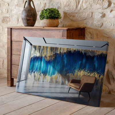 Toile un espace intérieur moderne avec un grand mur orné d'art mural, une peinture abstraite texturée composée de rayures verticales sur toile