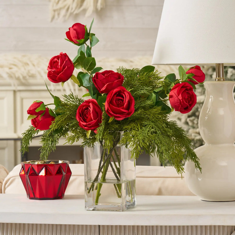 Boule de Noël - rose rouge en fleurs et bourgeons avec arrangement de illusion d'eau de centre de table en cèdre verdoyant