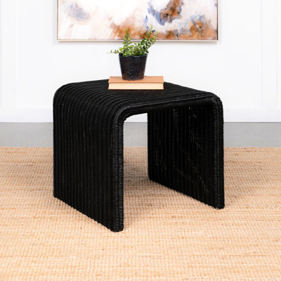 Table d'appoint carrée noire, texture tissée rétro, style en forme de U, apportant une touche unique à votre espace. Silhouette élégante, idéale pour différents styles de salon.