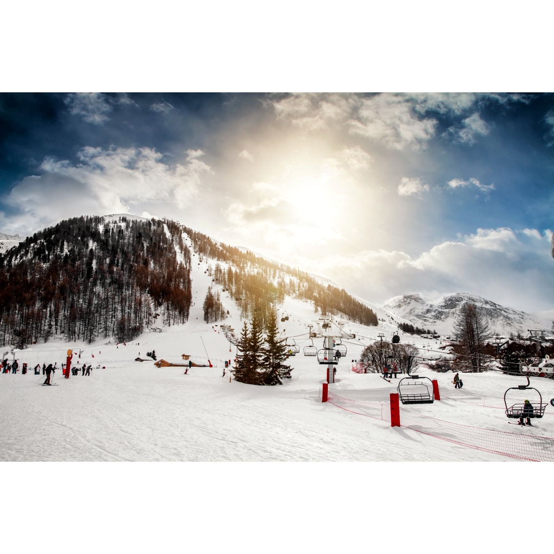 Gruppe von Touristen beim Skifahren und Genießen - Leinwanddrucke