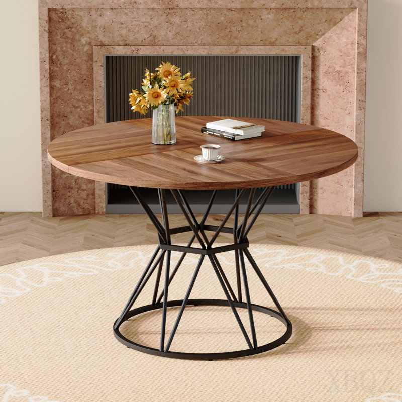 Une table de salle à manger circulaire d'un diamètre de 47,3 pouces, comprenant 4 plateaux de table en MDF grain de bois de noyer, des supports en métal en forme de sablier noir et une table de salle à manger de style industriel moderne pour 4 à 6 personnes.