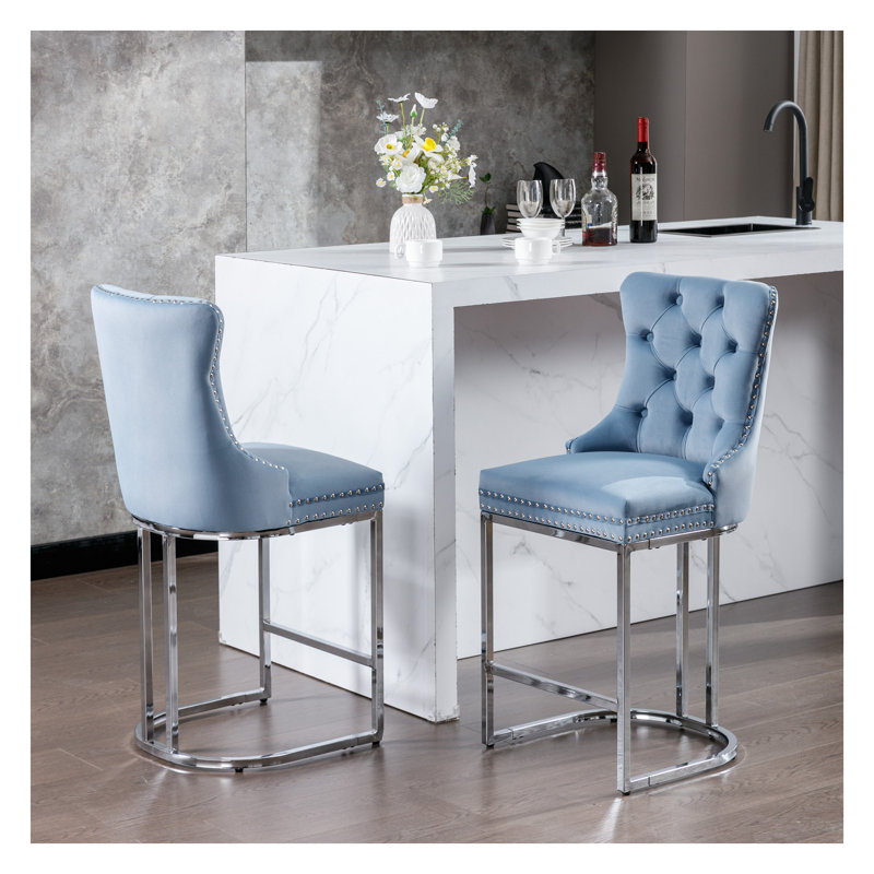 Ensemble de 2 tabourets de bar de 26 po à hauteur de comptoir, tabourets de bar modernes en velours avec dossier à boutons et garniture de rivets, tabourets de bar bleu clair avec base en métal chromé