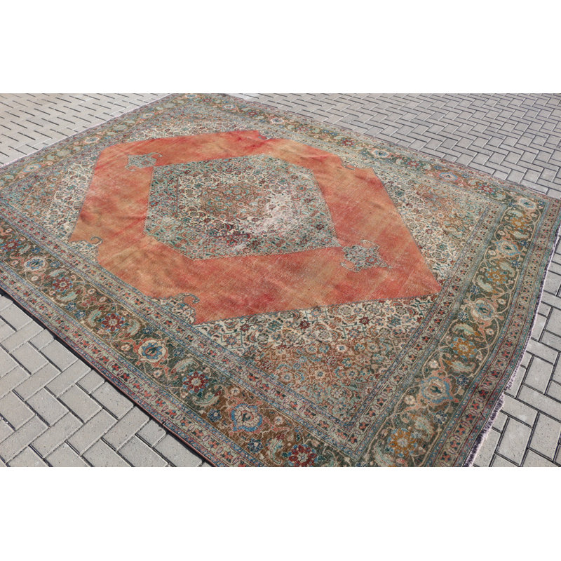 Découvrez l'élégance de ce tapis turc en laine biologique fabriqué à la main avec des accents rouges