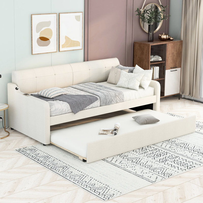 Lit de jour rembourré beige avec lit gigogne portatif et prise de courant simple - Adorable