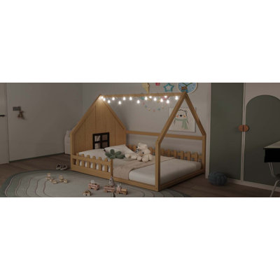 Lit double en bois avec fenêtre et clôture