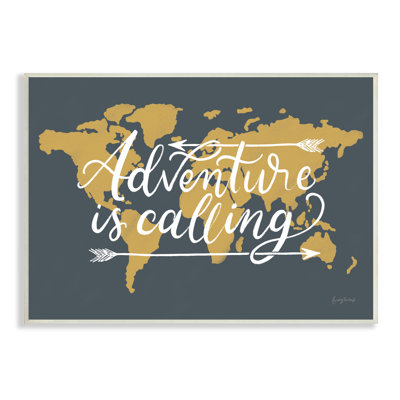 «Adventure is Calling Expression Arrows Over World Map Gray Farmhouse», estampe numérique encadrée, art texturé par Becky Thorns