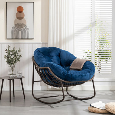 Chaise berçante d'extérieur en rotin avec coussin rembourré