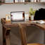 Bureau en bois massif brun en forme de L avec 3 tiroirs-108772259-108772264