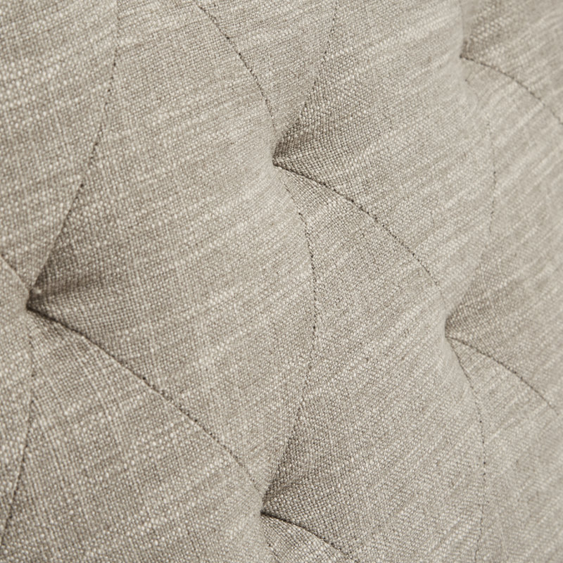 Fauteuil demi-tonneau pivotant à 360 degrés avec capitonnage et têtes de clou Arazia, taupe Lavaca