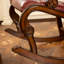 Chaise berçante rétro en bois massif avec repose-pieds