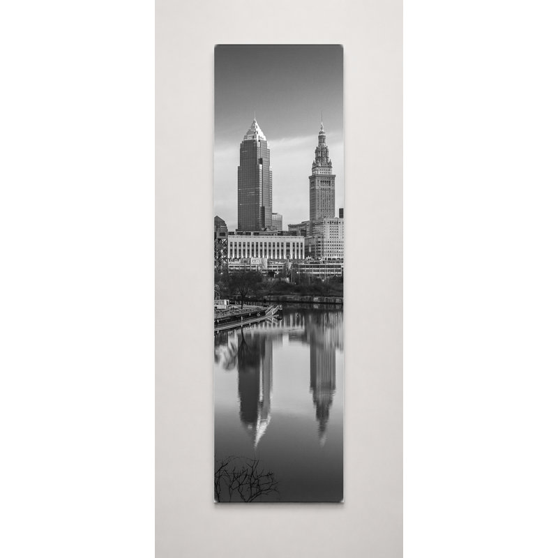 «Cleveland Skyline B&W» par Cody York - art mural sur toile haut, 24" W x 72" H