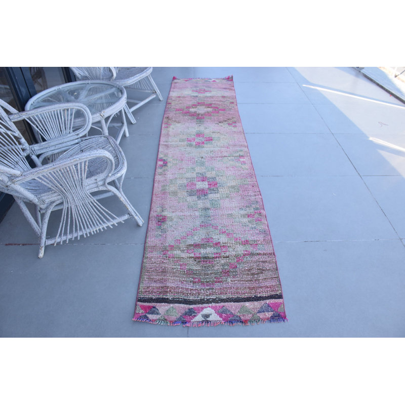 Tapis turc rétro Oushak rose pour décor de chambre à coucher ou de vestibule avec un motif anatolien