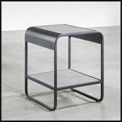 Table de bout en métal avec tablette inférieure