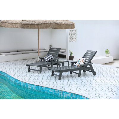 2 méridiennes d'extérieur. Très grand patio avec roulettes et porte-gobelet. Temps. Matériau recyclé. Pour piscine, terrasse, bord de piscine. Gris. Capacité de 500 lb pour supporter des charges lourdes