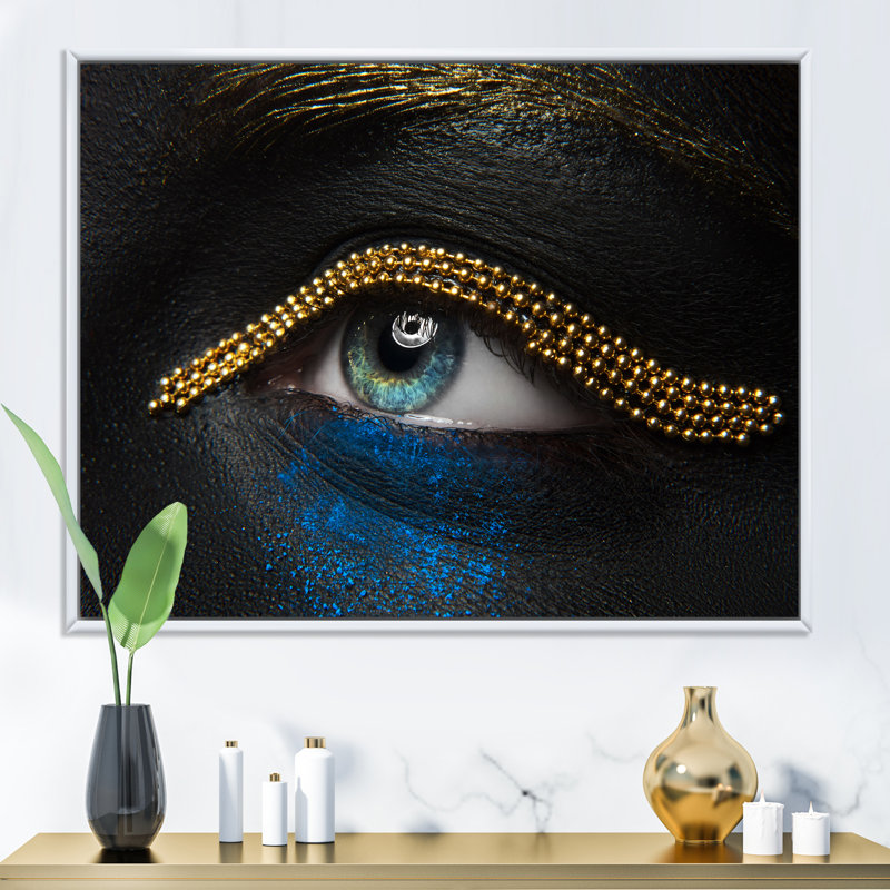 Yeux féminins avec peau noire et chaîne en or - photographie sur toile, H 30 po x l 40 po x p 1 po, Toile blanche encadrée