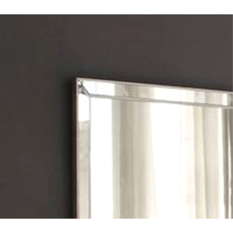Miroir gracieux au fini platine, rehaussant l'ambiance de la pièce