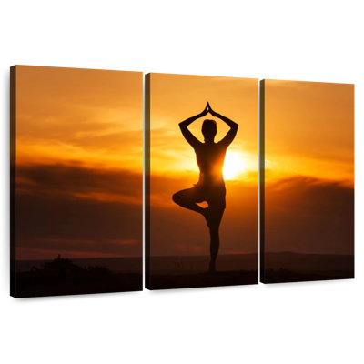 Silhouette de kerrick yoga au coucher du soleil