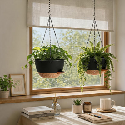Ensemble de 2 jardinières suspendues en plastique de 30 cm (12 pouces), design bicolore avec bac à eau intégré, chaînes et crochets en fer pour balcon, terrasse et jardin. Plusieurs couleurs disponibles.