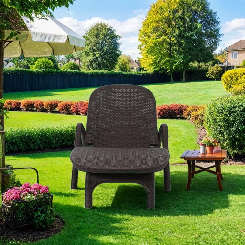 Wicker Chaise Lounge in PE for Outdoor Patio and Garden