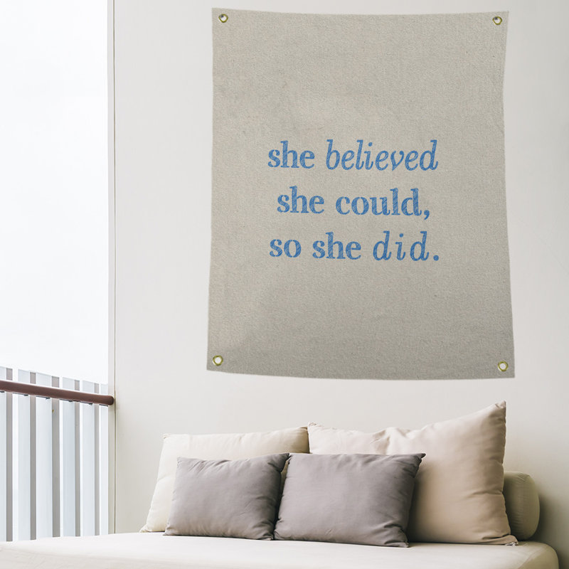 Tapisserie citation à l’habilitation en polyester pour femmes, H 36 po x l 26 po, Blanc / Bleu