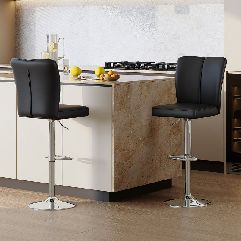 Ensemble de tabourets de bar modernes en polyuréthane noir - 2 pièces, avec des dossiers verticaux et lisses avec des pieds en métal argenté en forme de trompette. Idéal pour les bars, les salons, les salons et autres espaces similaires.