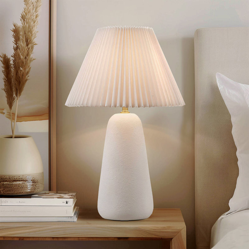 Lampe de table en céramique avec cannelure et abat-jour en tissu