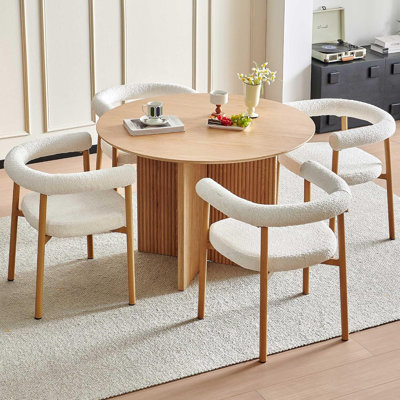 Ensemble de table de cuisine ronde en chêne de 110 cm (43,39 po) pour 4 personnes avec chaises de salle à manger de style tonneau et plateau en placage de bois massif.