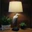 Ensemble de 2 lampes de table en résine, peintes à la main, représentant un grand héron blanc, de style côtier multicolore, hauteur 77,5 cm.