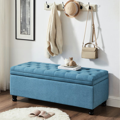 Banc à boutons bleu avec rangement interne et pieds en bois revêtus de tissu d'ameublement en lin
