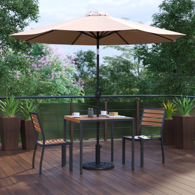 Table de patio en faux teck Abi-Louise, 2 chaises et parasol 9 pi avec base