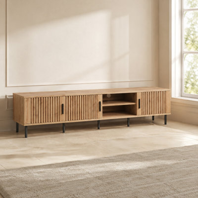Meuble télé moderne pour téléviseur de 85 po ou moins, centre de divertissement avec rangement fermé et tablettes ouvertes, système de gestion des câbles, charnières à fermeture en douceur, pieds robustes en fer, panneaux rainurés verticaux