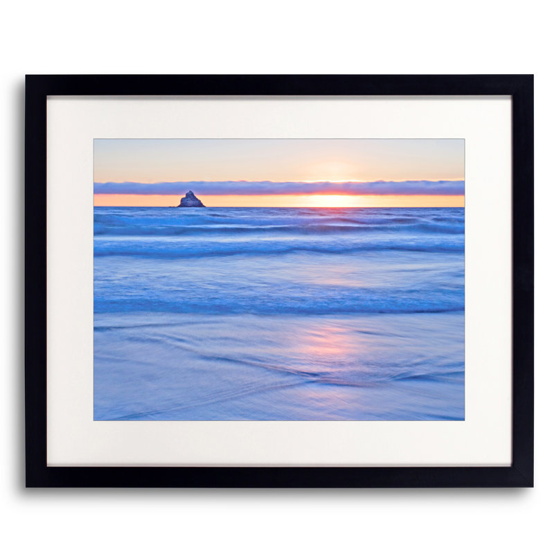 «Breaking Waves and Ocean Sunset» par Bruce Heinemann - photographie, Papier avec cadre noir, 16" H x 20" W