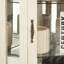 Vitrine lumineuse blanche, tablettes réglables, panneau en acrylique réfléchissant, éclairage à DEL, empreinte compacte, portes vitrées suspendues à 3 vitrines, 6 tablettes, blanc, conception peu encombrante,