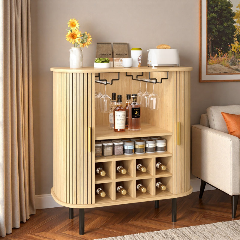 Armoire à vin cannelée avec support à vin à 8 grilles, 5 tablettes réglables à 5 niveaux, 2 porte-verres, 4 espaces de rangement cachés et portes coulissantes