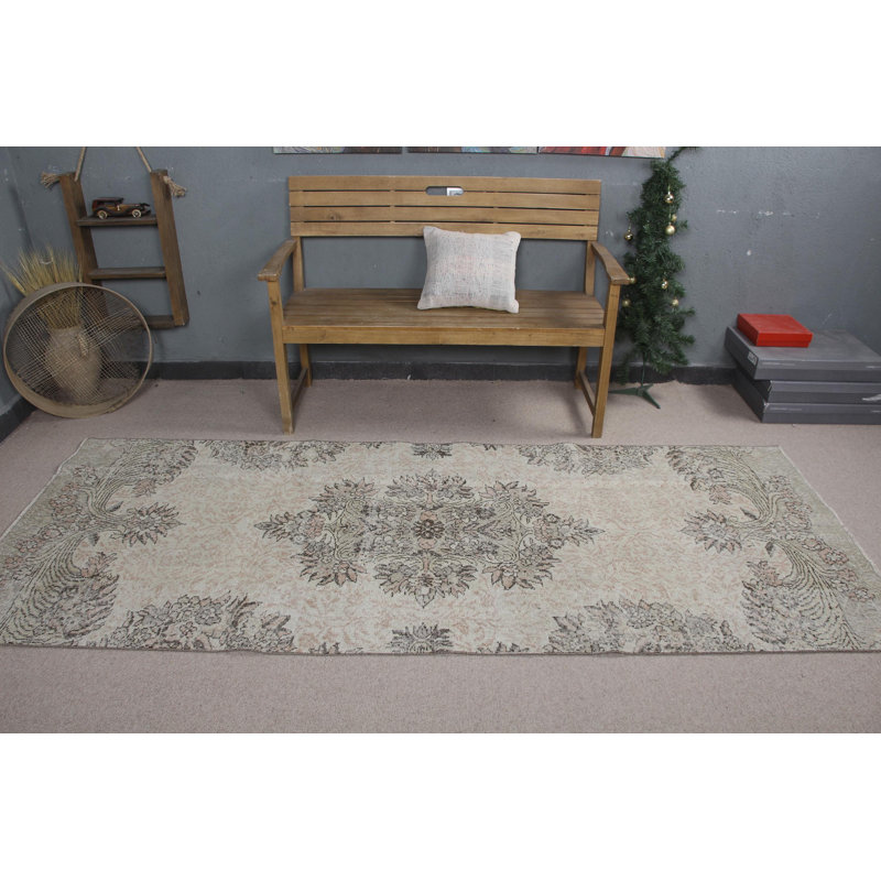 Découvrez la beauté de ce grand tapis turc beige convenant à un salon ou à un salon spacieux