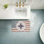 Drapeau nautique avec tapis de bain et tapis de bain en peluche à imprimé ancre, design par Kim Allen, 18 po x 30 po-120278775