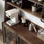 Armoire de rangement scandinave en bois massif contre le mur