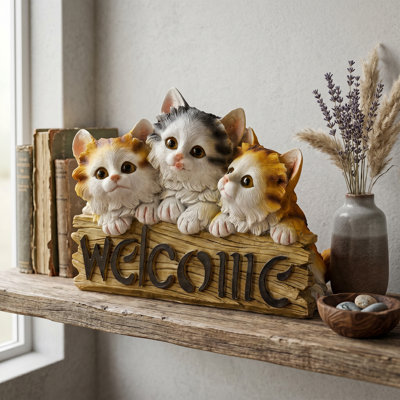 Resin “Three Little Kittens” Welcome Sign Statue, weather-resistant cat figurine wall hanging, hand-painted cute kitten welcome sign, waterproof, suitable for outdoor decoration at front doors, gardens, and porches.