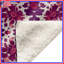 Couvertures roses à motif damassé-123335403