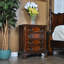 Table de chevet en bois massif brun