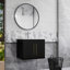 Meuble-lavabo noir élégant à charnières à fermeture douce avec poignées dorées, idéal pour les salles de bain modernes