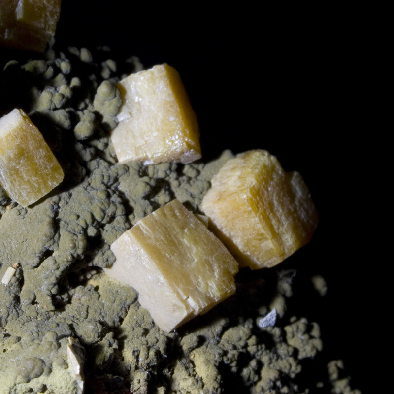 Wulfenite on Mottramite - Mina Ojuela, Mexico