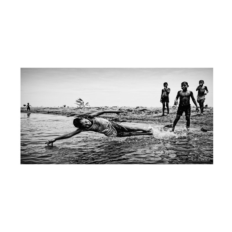 Art sur toile, "Les enfants dans l'eau" par Paul Gomez, H 10 po x l 19 po