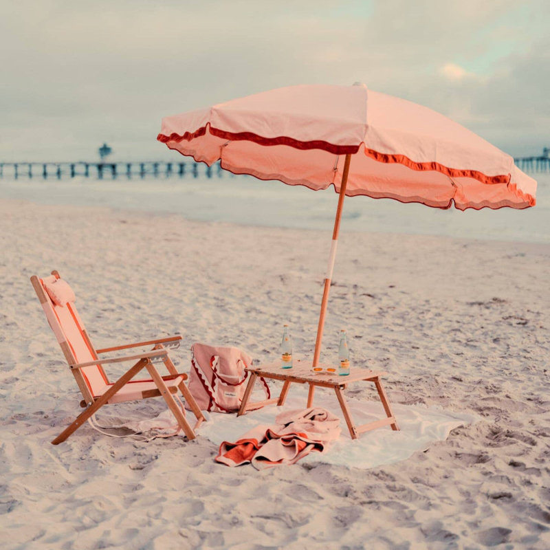 Tommy Chair, Rivie White
