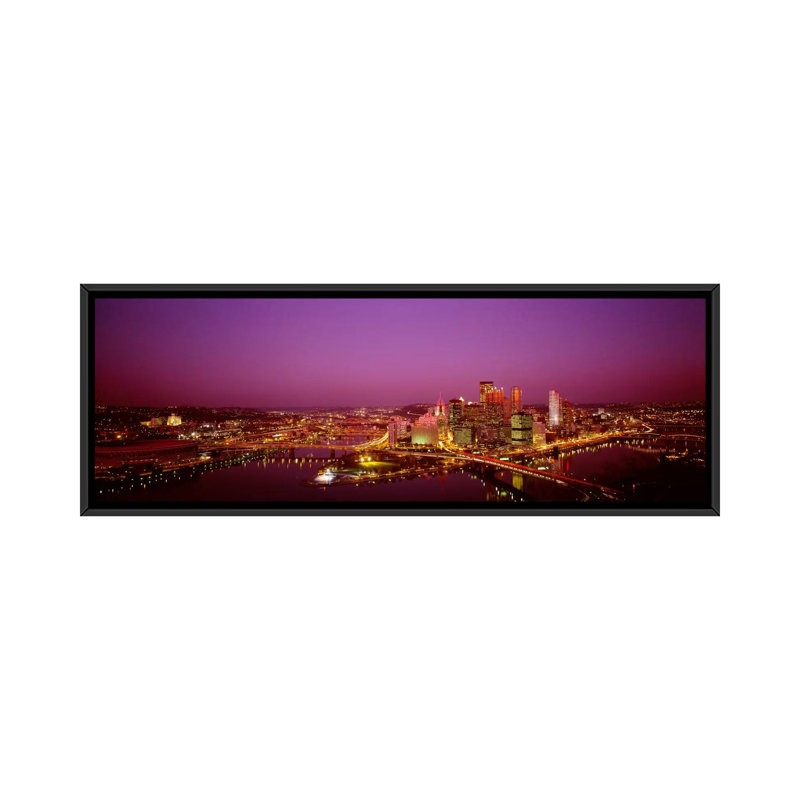 Vue en plongée de bâtiments illuminés la nuit, Three Rivers Stadium, Pittsburgh, Pennsylvanie, États-Unis par Panoramic Images - Impression sur toile tendue sur châssis tendu