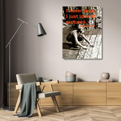 Je ne lis jamais, je regarde simplement des photos.