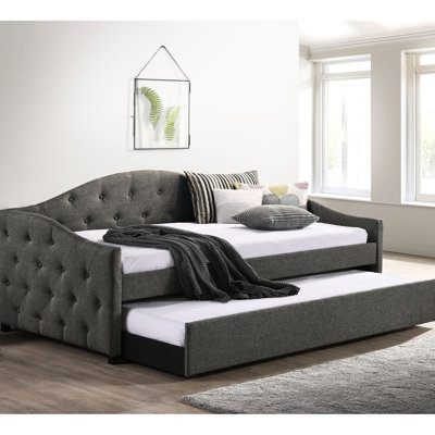 Lit de jour gris rembourré avec lit gigogne pour se prélasser et dormir dans la chambre à coucher, silhouette, revêtement lisse, coussins épais rétractables de conception classique, dossier élancé, base indispensable