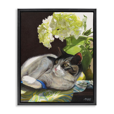 «Cat & Blue Ribbon», encadré doré sur toile flottante par Mardell Schuster