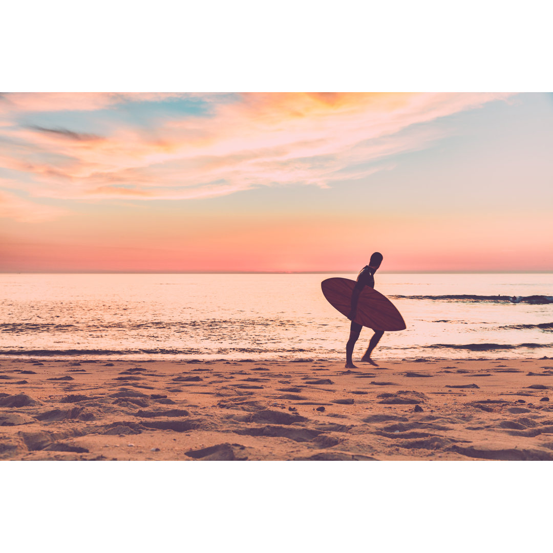 Surfer läuft am Strand - Leinwandbild